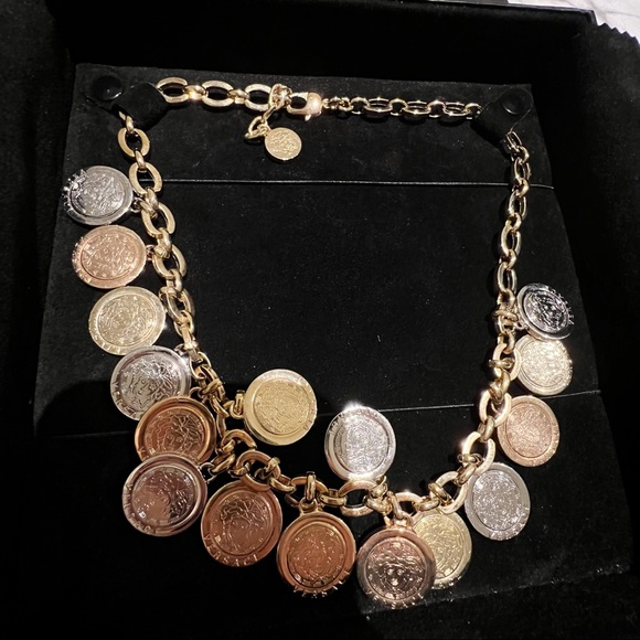 Versace 16pcs medusa pendant vintage necklace - Picture 7 of 7